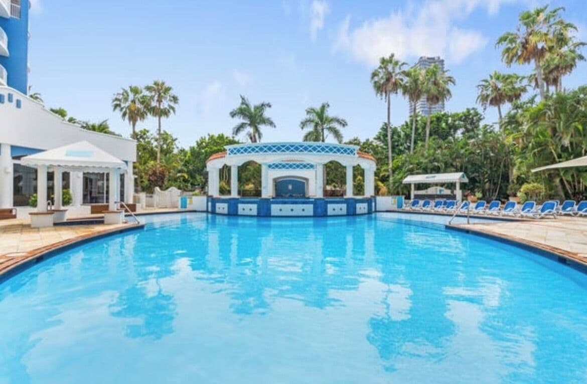 Una piscina cubierta, una piscina al aire libre