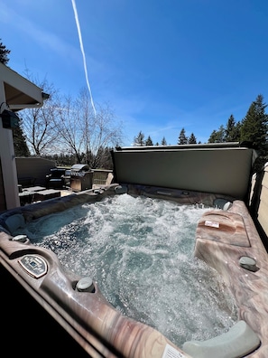 Outdoor spa tub - Glacier Mini Lodge (Columbia Falls)