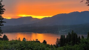 Eine Berglandschaft mit einem See im Abendlicht.