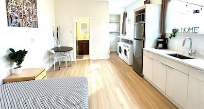 Cozy new 1-bed studio suite with AC & big private yard in charming Burnaby