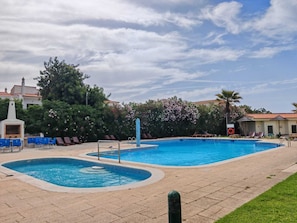 A swimming pool area with two pools, lounge chairs, and a gazebo. - Casa DiLauNa - Cozy apartment in the heart of Albufeira - Portugal (Albufeira)