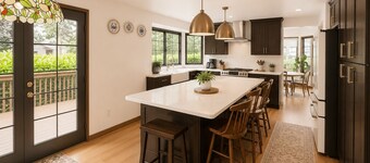 World Cup Cozy Family Retreat, 4BR, 3 Living Rooms, Deck & Fenced Yard