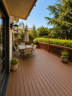 Outdoor dining - World Cup Cozy Family Retreat, 4BR, 3 Living Rooms, Deck & Fenced Yard (Everett)