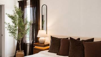 Iron/ironing board, free WiFi, bed sheets