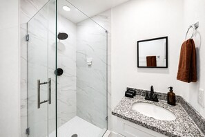 Hair dryer, towels, soap, toilet paper - FIFA World Cup 3BR Houston Luxury House (Houston)