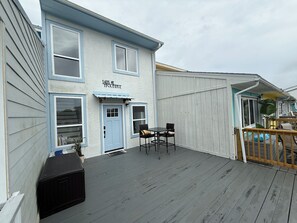 Outdoor dining - Adorable 2 bd/2.5 ba Beach Home - 2 minute walk from white sand beaches! (Navarre)