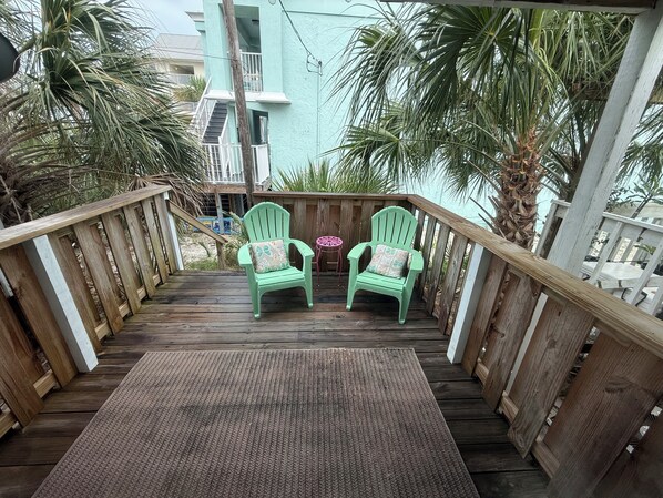 Terrace/patio - Adorable 2 bd/2.5 ba Beach Home - 2 minute walk from white sand beaches! (Navarre)