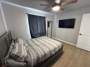 Room - Adorable 2 bd/2.5 ba Beach Home - 2 minute walk from white sand beaches! (Navarre)