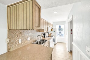 Wasserkocher mit Kaffee-/Teezubehör, Kühlschrank, Mikrowelle, Ofen