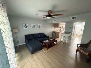Living area - Adorable 2 bd/2.5 ba Beach Home - 2 minute walk from white sand beaches! (Navarre)