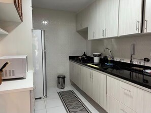 Private kitchen - Apartment with garage, across from the subway and with a view of Christ the Redeemer. (Rio de Janeiro)