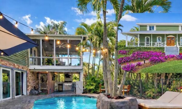 Ein zweistöckiges Haus mit Pool, Außenbereich und überdachter Terrasse.