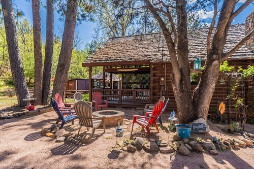 Rustic Cozy Cabin Hideaway with Loft & Casita in the Pines
