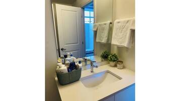 Dusche, Handtücher, Seife, Toilettenpapier