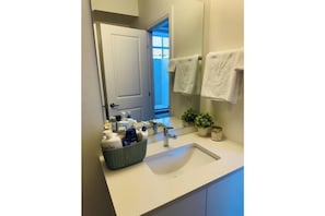 Douche, serviettes fournies, savon, papier de toilette