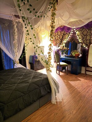 WiFi, bed sheets - Victorian Fairy Cottage (Houston)