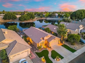 A residential area with houses, a lake, and a bridge. - Lakefront Oasis | Infinity Edge Pool & Golf Views (Glendale)