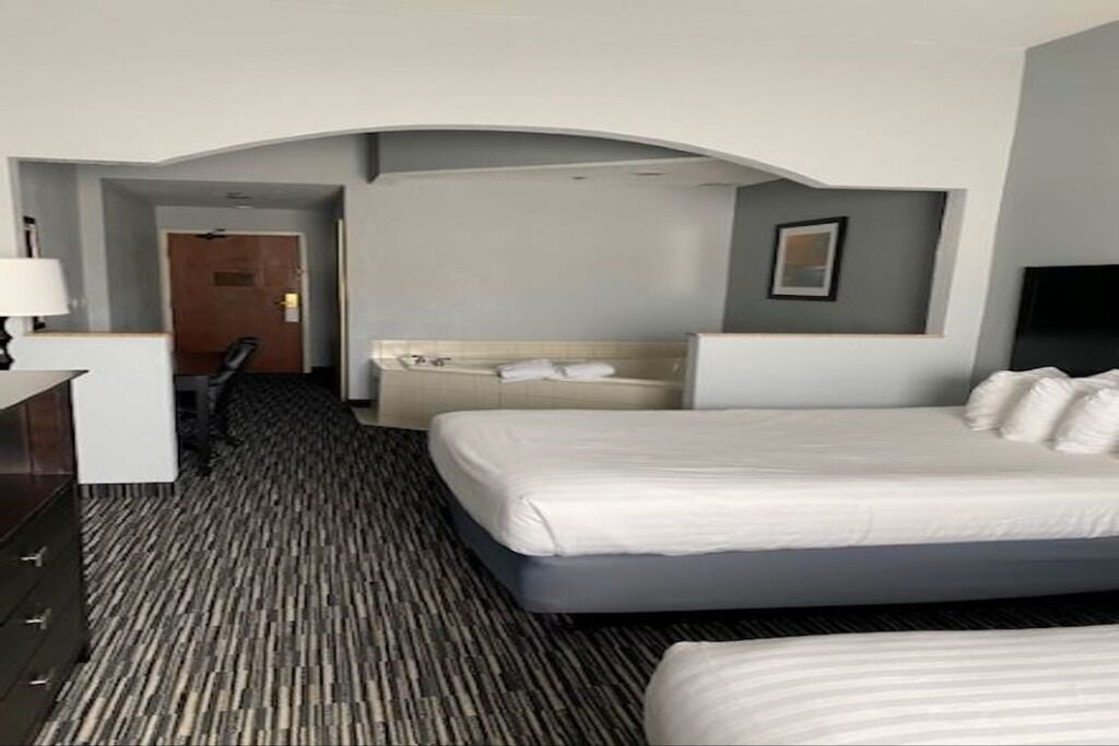 One Unit W/ Two Queen Beds | Free Breakfast  | Direct Pool & Lake Access - Houghton Lake, MI