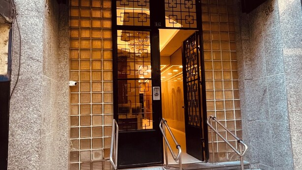 A building entrance with a ramp, steps, and a metal gate. - Cozy Apartment in the Historic Center of Porto Alegre (Porto Alegre)