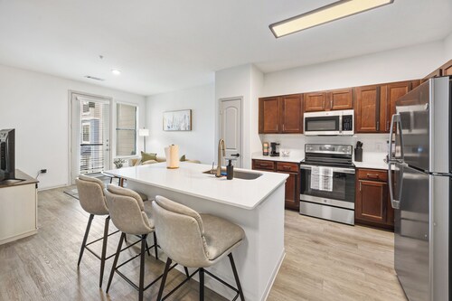 Frisco Getaway with Pool, Gym & Free Parking