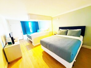 Une chambre d’hôtel avec un lit, un bureau et une chaise.