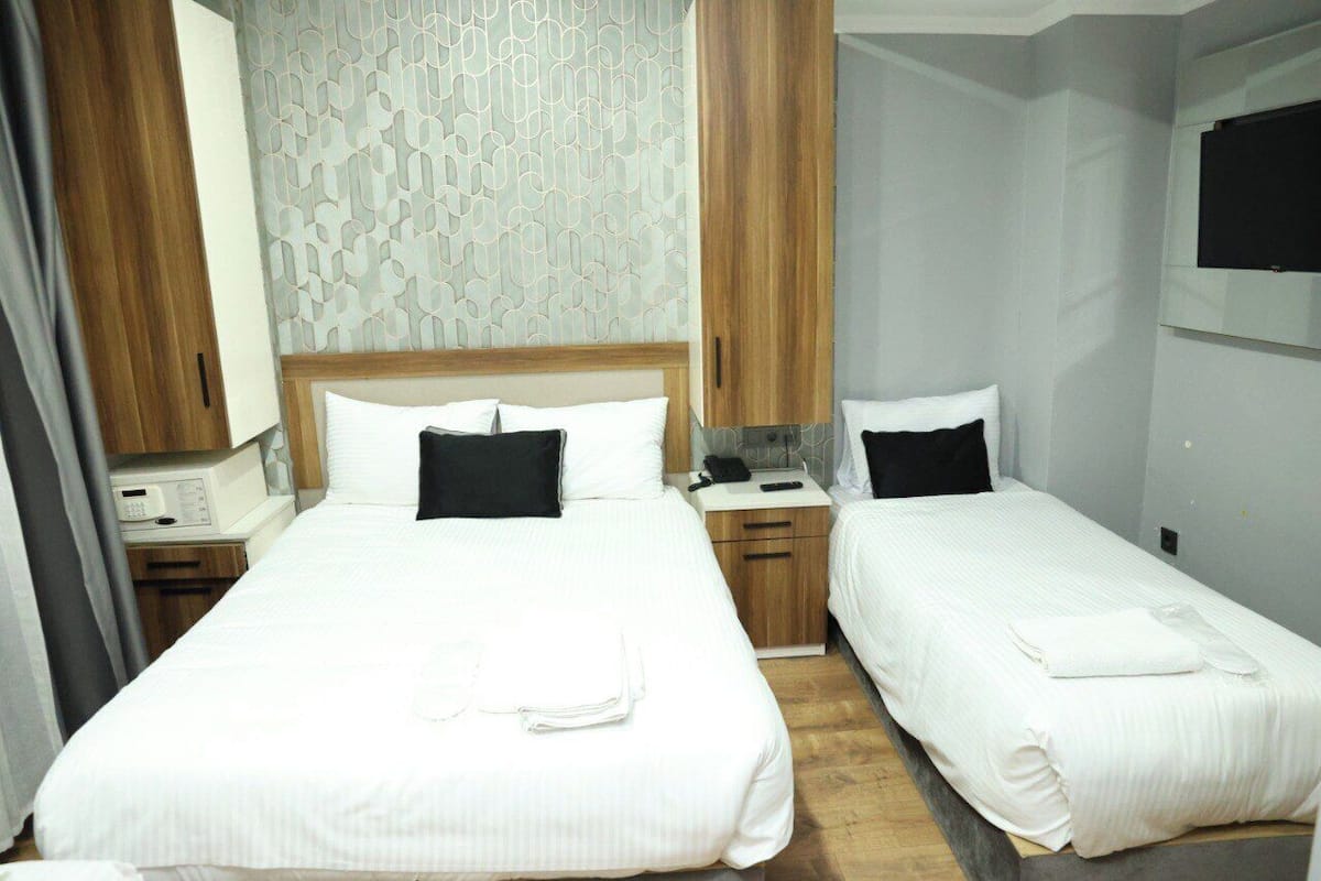 Chambre Triple | Coffres-forts dans les chambres, Wi-Fi gratuit, draps fournis