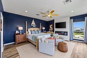Desk, iron/ironing board, travel cot, free WiFi - New! Low Rates! Rooftop Bar, Beach Views, Sleep 20 (Galveston)
