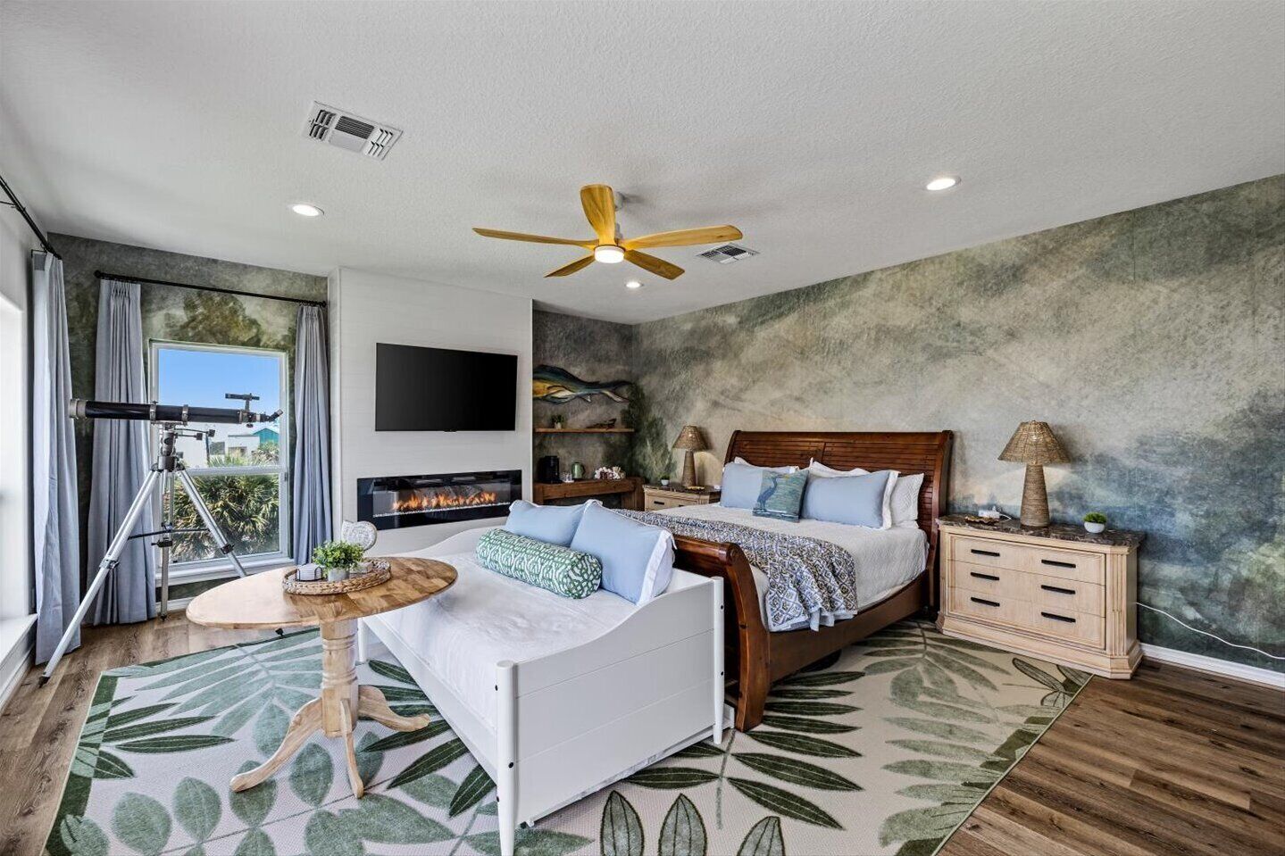 6 bedrooms, desk, iron/ironing board, travel crib