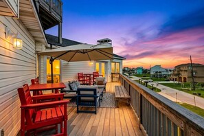Outdoor dining - New! Low Rates! Rooftop Bar, Beach Views, Sleep 20 (Galveston)