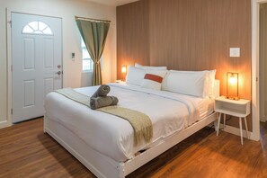 Room - Disney Cozy Luxe Home: Arcade Game Room - Near Disney & Knott's Berry Farm (Anaheim)