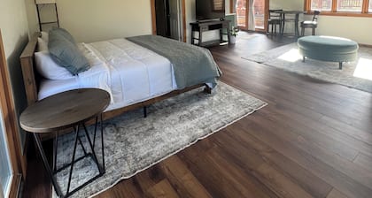 Private studio at Bayou Hills BnB in charming Parker perfect for getaway