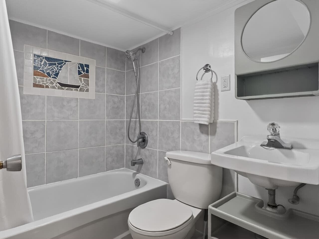 Un baño con bañera, inodoro y lavamanos.