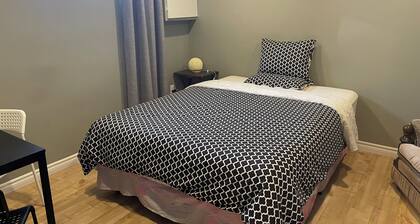 Basement Queen Bedroom-C(Private Room,Shared Bathroom)