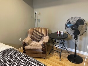 1 bedroom, free WiFi, bed sheets - Basement Queen Bedroom-C (Greater Sudbury)