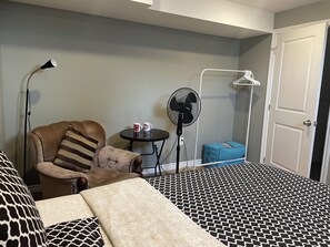 1 bedroom, free WiFi, bed sheets - Basement Queen Bedroom-C (Greater Sudbury)
