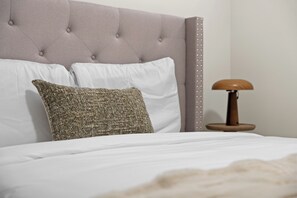 Room - The Nook - 20 mins from airport | Games | Coffee (Edmonton)