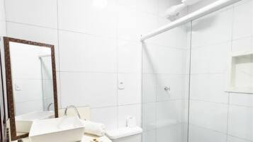 Chambre Double Standard | Salle de bain | Douche, sèche-cheveux, serviettes fournies, savon