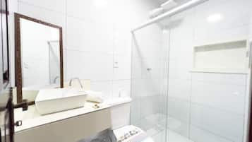 Chuveiro, secador de cabelo (mediante solicitação), toalhas de banho