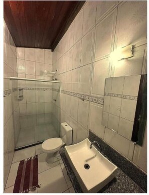 Douche, séchoir à cheveux, serviettes fournies, savon