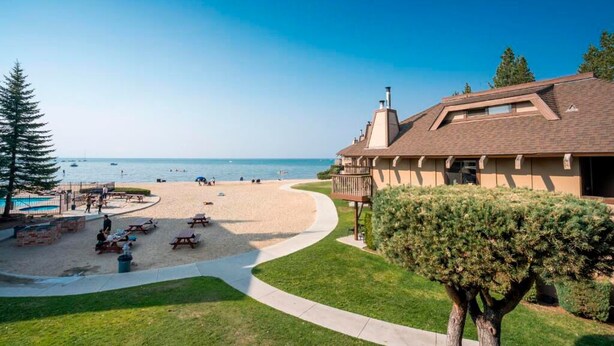 Property grounds - Shoreline Serenity: Ski-In, Beach-Out at Tahoe, Free Parking, Pool and Spa (South Lake Tahoe)