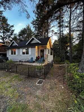 Exterior - Charming 1-bdrm Cannon Beach cottage, walkable location and 1.5 blocks to beach! (Cannon Beach)