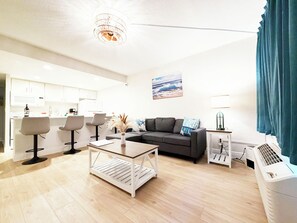 Living area - Cozy 1-bedroom apartment in fabulous Daytona Beach with full kitchen (Daytona Beach)