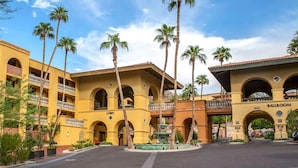 A hotel lobby with a fountain, palm trees, and a balcony. - 2 Queen Beds 1BR Suite, Hilton Phoenix Tapatio Cliffs, Seven Pools, Water Slide (Phoenix)