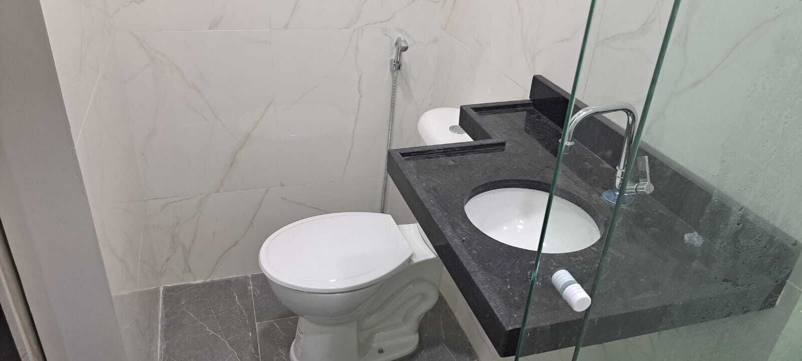 Toalhas de banho, sabonete, papel higiênico 