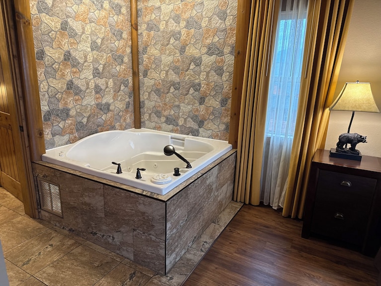 Cozy Smoky Mountain Fall Escape! 1br Westgate Resort + Water Park - Sleeps 4 - Gatlinburg, TN
