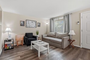 Smart TV - South Tampa Retreat: Fire Pit · BBQ · MacDill AFB mins from Bayshore Waterfront (Tampa)