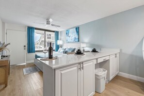 Interior - Cozy 1-bedroom apartment in delightful Daytona Beach with AC (Daytona Beach)