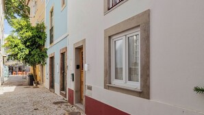 A narrow cobblestone street with buildings on either side. - Casa do Bocage, By Home Match (Setúbal)