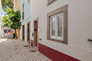 Eine enge Kopfsteinpflasterstraße mit Häusern an beiden Seiten.