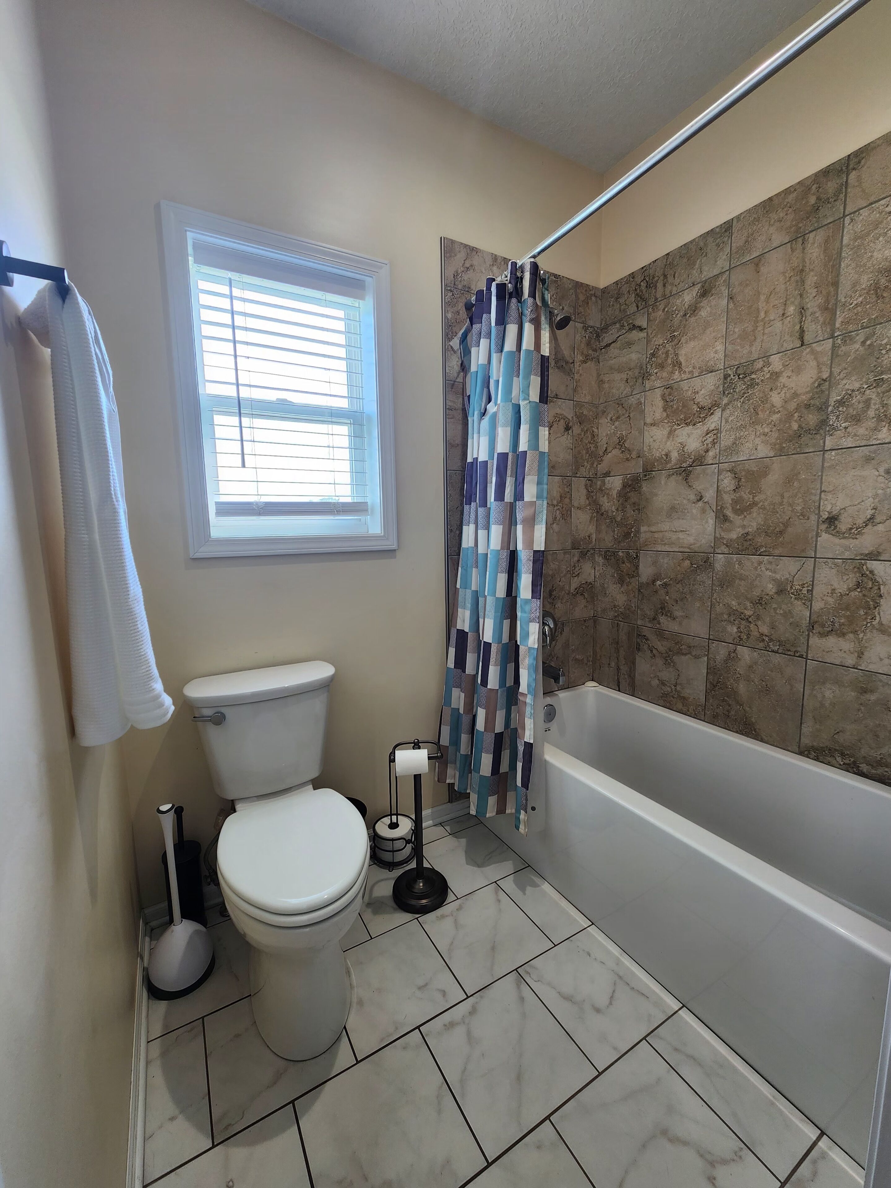 Jetted tub, hair dryer, bidet, towels